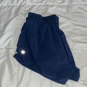 Lululemon navy hotty hot shorts 2.5” size 4